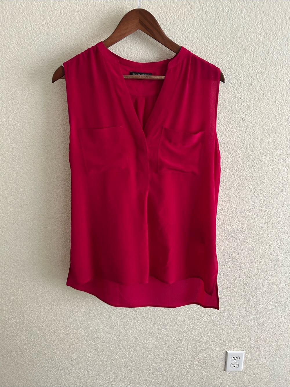 Banana Republic Sleeveless V-Neck Sleeveless Tunic in Red
